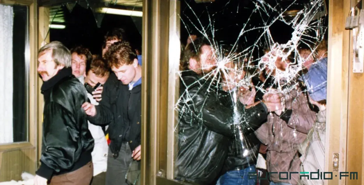 Немцы врываются в штаб-квартиру Штази после падения Берлинской стены / AP
