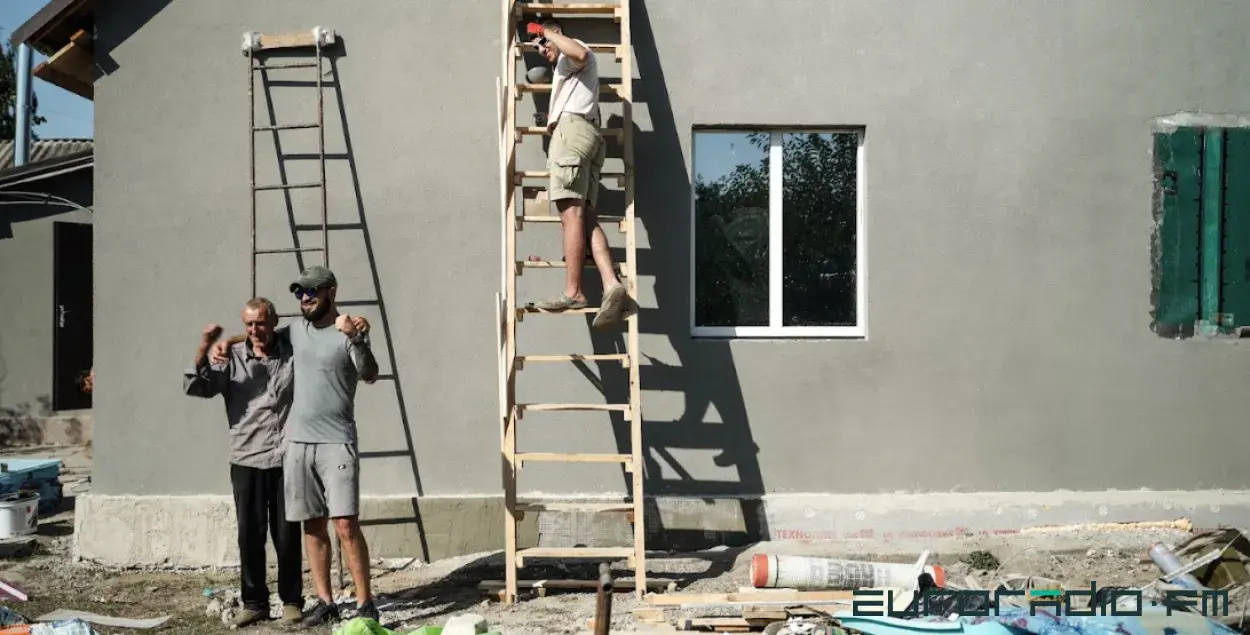 Репортаж из-под Чернигова, где толокою восстанавливают разрушенное жилье