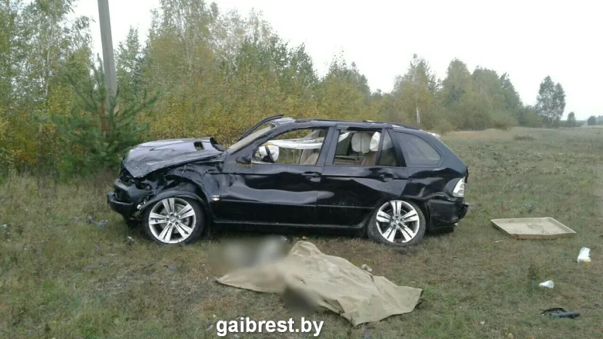 У Столінскім раёне перакулілася BMW X5 з 6 пасажырамі, загінуў кіроўца