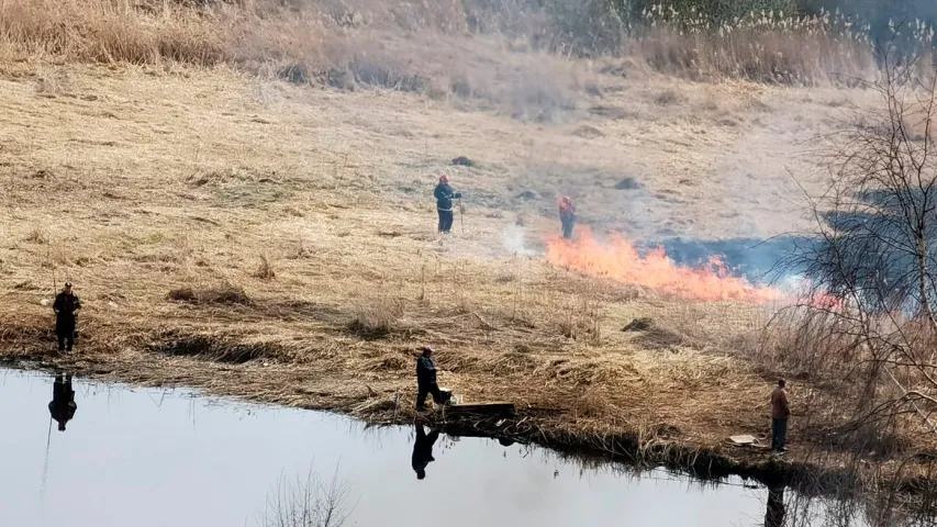 У Слуцку рыбакі вудзілі рыбу, нягледзячы на пажар за спінамі 