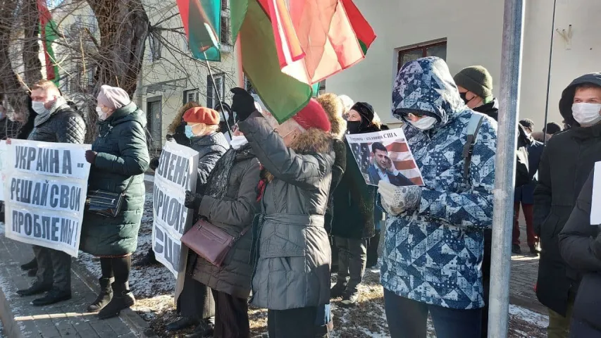У Мінску да амбасадаў ЗША і Украіны прыйшлі людзі са сцягамі і плакатамі
