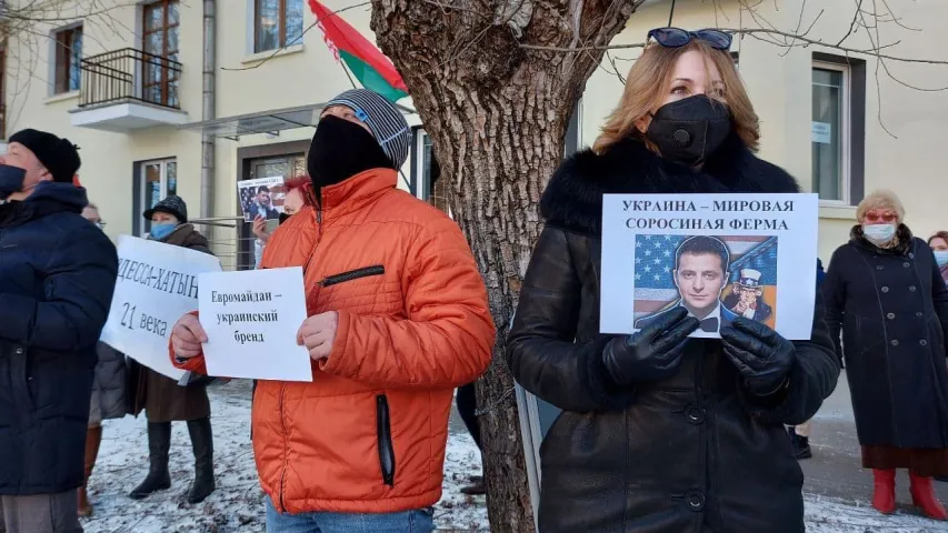 У Мінску да амбасадаў ЗША і Украіны прыйшлі людзі са сцягамі і плакатамі