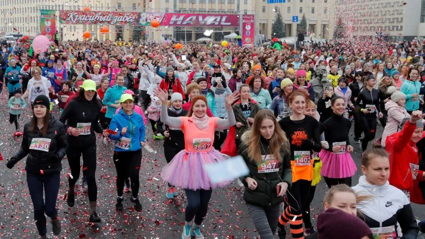 Пять тысяч женщин пробежали в Минске "Красивый забег" на 8 марта