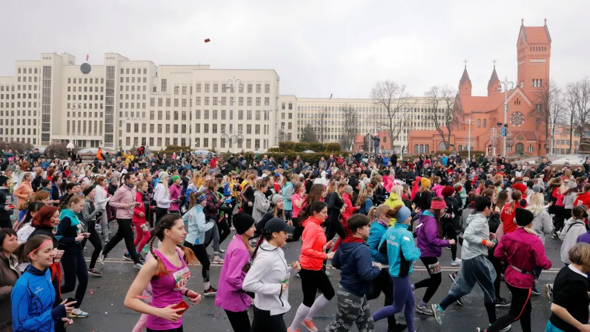 Пять тысяч женщин пробежали в Минске "Красивый забег" на 8 марта