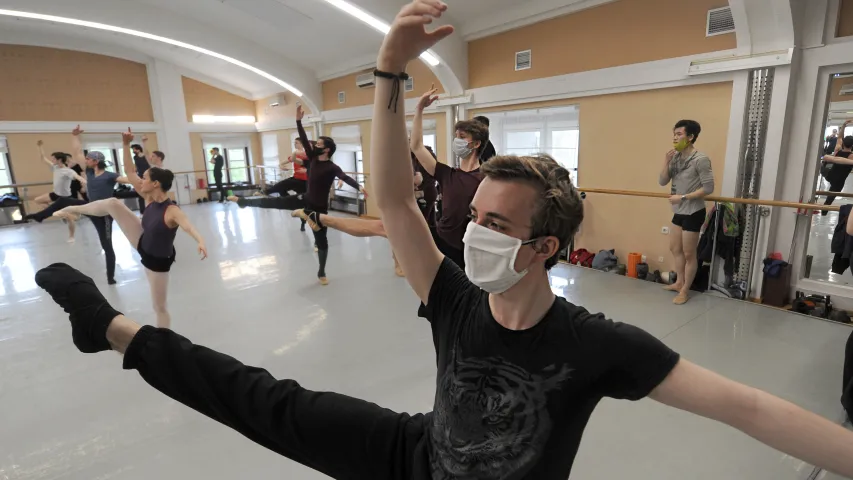 Закулисье Большого: в разгар COVID-19 труппа репетирует балет "Пер Гюнт"