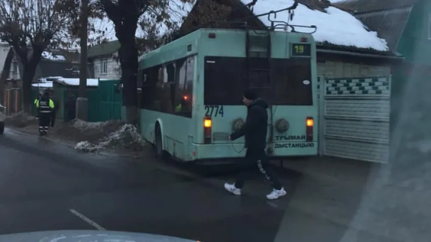 Гомельскі тралейбус у Дзень закаханых "пацалаваўся" з жылым домам (фота)