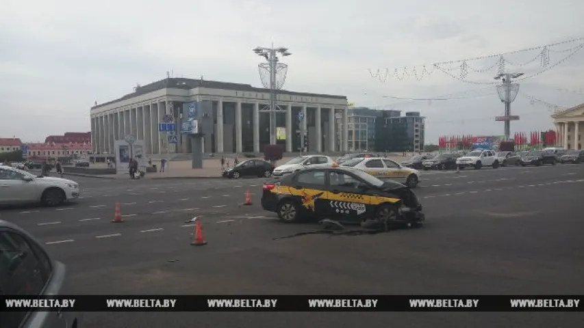 Каля Адміністрацыі Лукашэнкі адбылася аўтааварыя з удзелам таксі