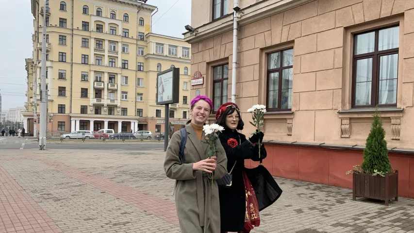 Они гуляют: минчане с цветами вышли на улицы города