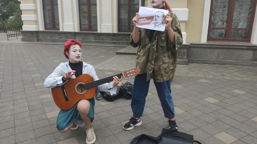 Каля Купалаўскага тэатра прайшла вулічная акцыя мімаў