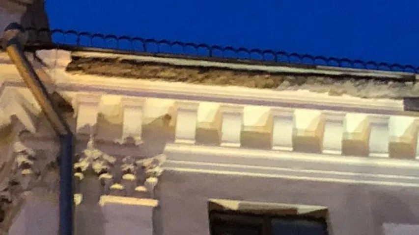 У цэнтры Мінска каля помніка Дзяржынскаму абваліўся кавалак фасада будынка