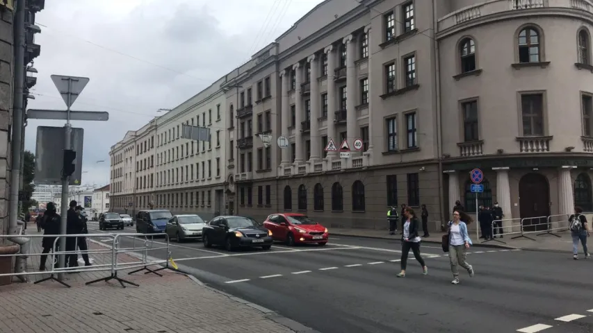 Акцыя каля будынка МУС у Мінску, сілавікі заблакавалі вуліцы. Стрым
