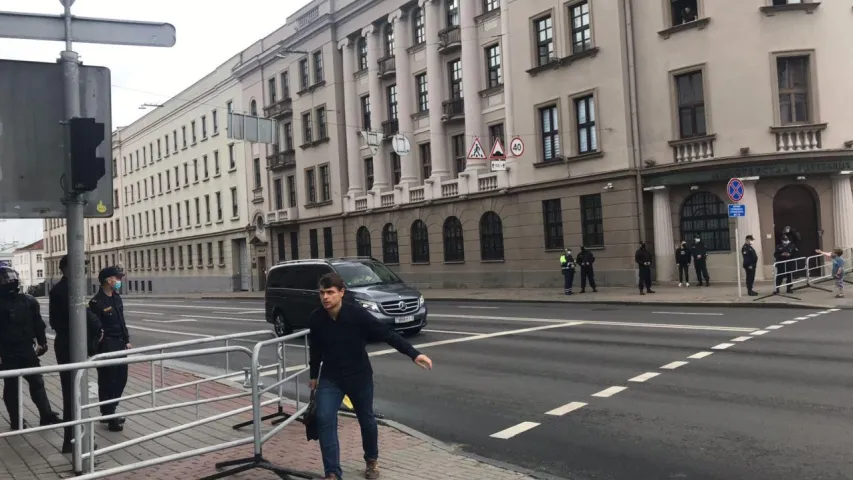 Акцыя каля будынка МУС у Мінску, сілавікі заблакавалі вуліцы. Стрым