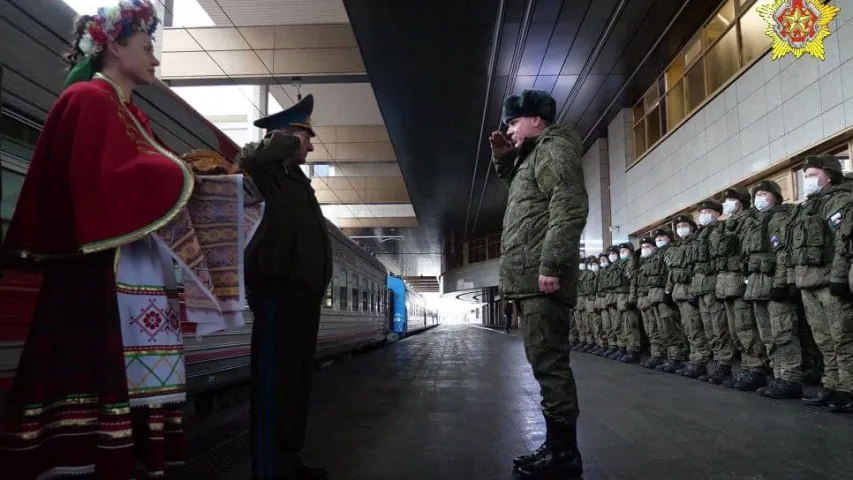 В Беларусь прилетело около 100 российских десантников