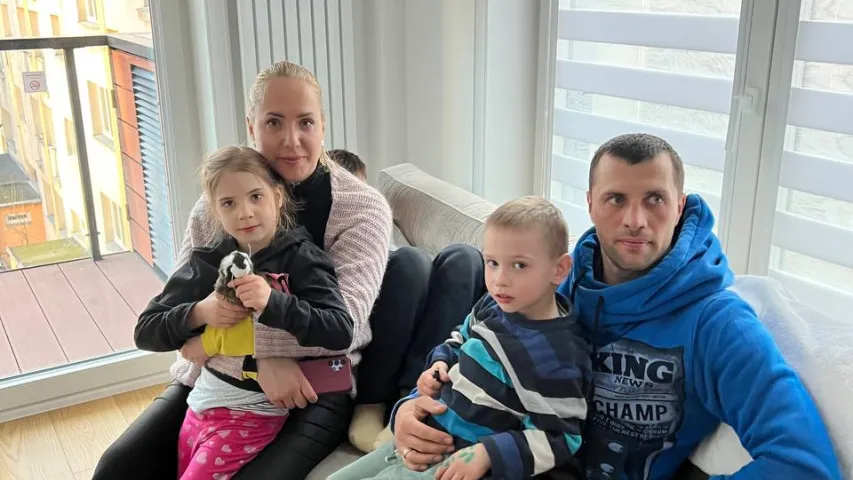Белорус расселяет беженцев на Азорах и отправляет гуманитарку в Харьков