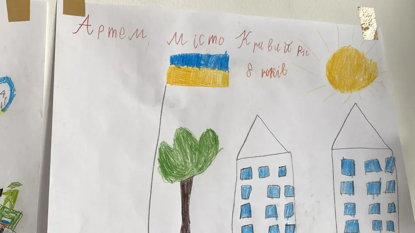 “Горящая школа, солдаты, самолёт”: что рисуют украинские дети, бежавшие от войны