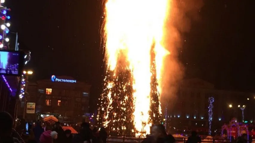На расійскім Сахаліне сустрэлі Новы год: спалілі 25-метровую ялінку (відэа)