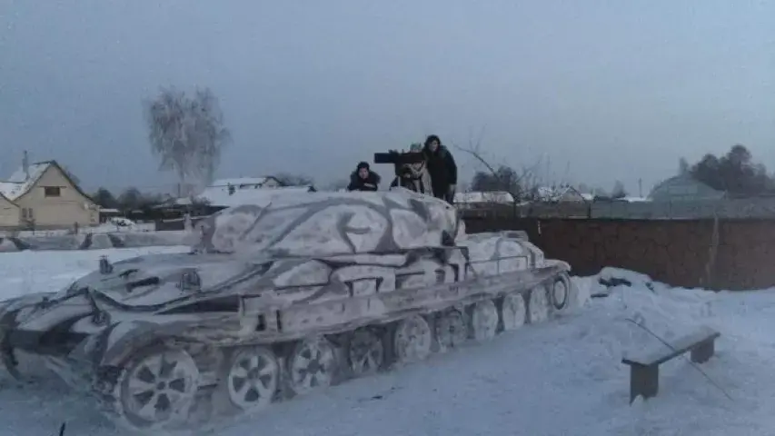 Беларуская сям'я зляпіла са снегу танк у натуральную велічыню (фота)